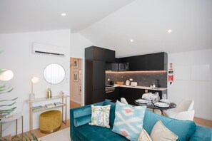 TV, books - GuestReady - Soho urban retreat (Porto)