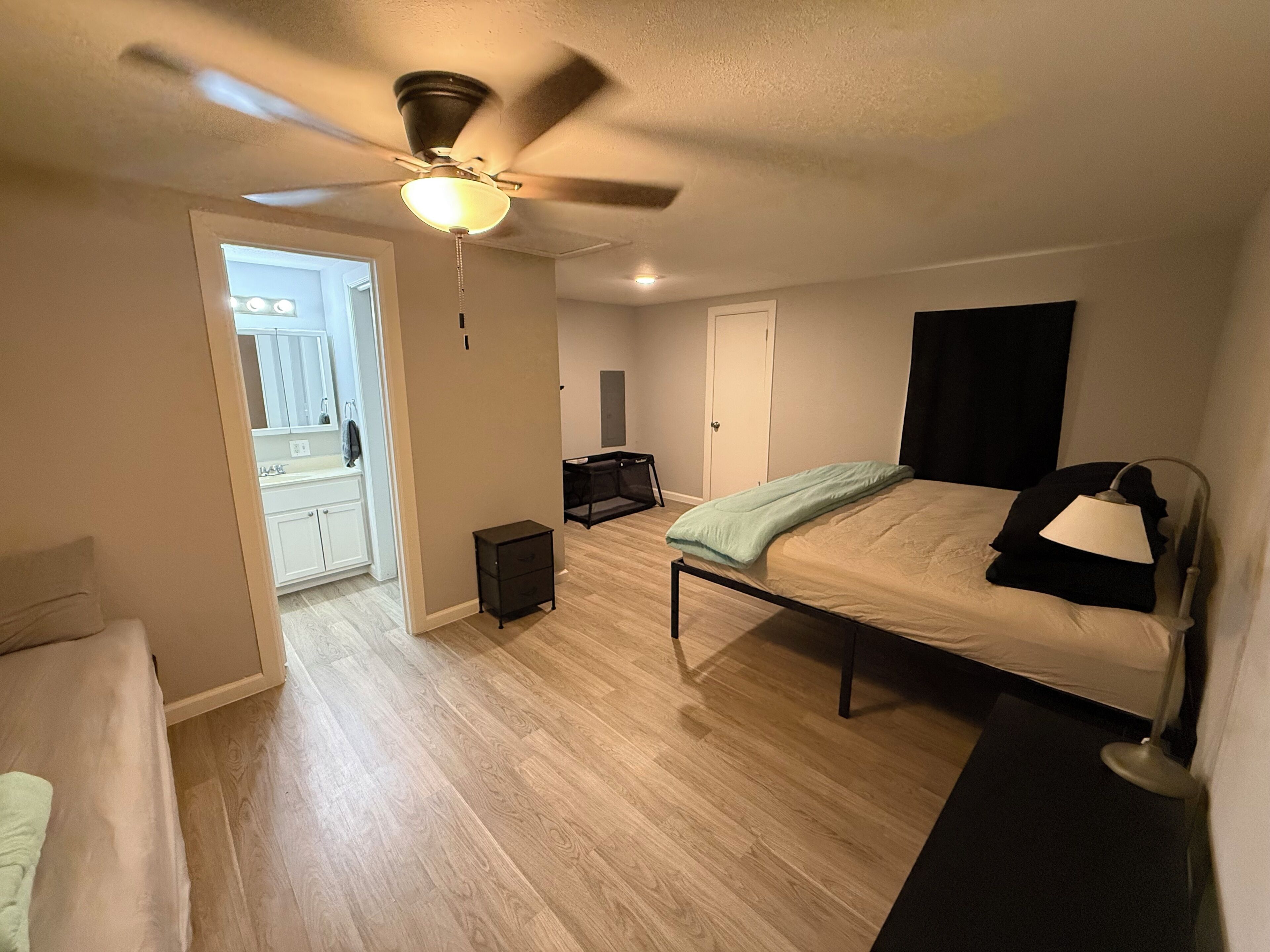 5 habitaciones, tabla de planchar con plancha, wifi y ropa de cama 