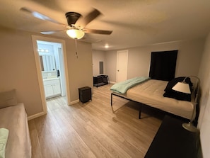5 habitaciones, tabla de planchar con plancha, wifi y ropa de cama 
