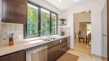 Luxury House, 5 Bedrooms, Private Pool | Private kitchen | Freezer