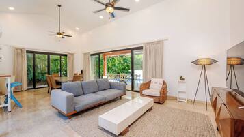 Luxury-Haus, 5 Schlafzimmer, eigener Pool | Wohnbereich | 40-Zoll-Smart-TV mit Kabelempfang