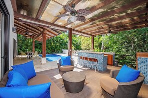 Casa superluxo, 5 quartos, piscina particular | Opções para refeição ao ar livre