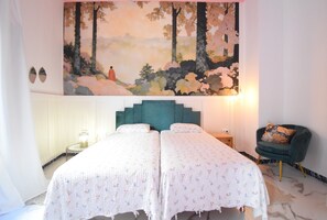 Tabla de planchar con plancha, wifi y ropa de cama 