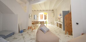 Tabla de planchar con plancha, wifi, ropa de cama