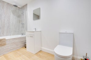 Towels, soap, toilet paper - Apt 2 Armatage Flats, Eyemouth (Eyemouth)