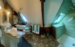 Hair dryer, towels, soap, toilet paper - La Blanchie Haute, Gîte de charme d'exception pour 2 en Vallée de la Dordogne (Martel)