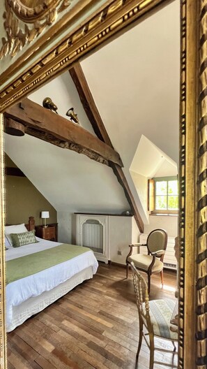 1 bedroom, iron/ironing board, WiFi, bed sheets - La Blanchie Haute, Gîte de charme d'exception pour 2 en Vallée de la Dordogne (Martel)