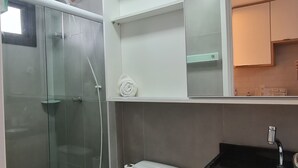 Classic Apartment | Bathroom | Shower, towels, toilet paper - A 2  minutos do Mar  02PP by La Playa (Ipojuca)