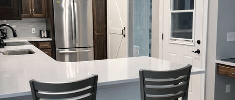 Four à micro-ondes, un four, surface de cuisson, lave-vaisselle