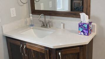 Douche, sĂšche-cheveux, serviettes fournies, savon