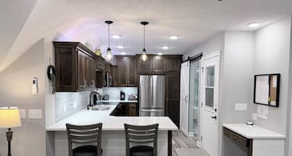Quiet Country Getaway ~ W/scenic Trails ~ Sleeps 4