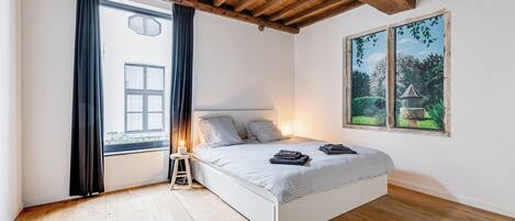 Iron/ironing board, Internet, bed sheets