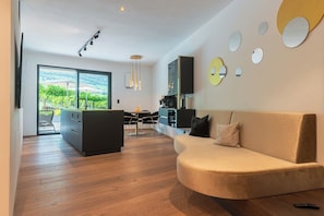 TV, books - Holiday Apartment ‘Erbacher – Gabi’s Suite’ with Mountain View, Sauna and Pool (Bozen)