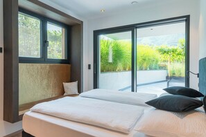 2 bedrooms, in-room safe, desk, iron/ironing board