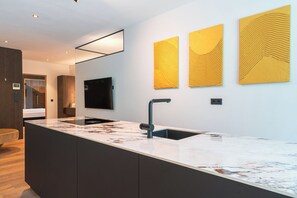 Interior - Holiday Apartment ‘Erbacher – Gabi’s Suite’ with Mountain View, Sauna and Pool (Bozen)