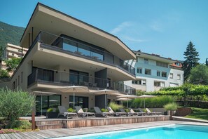 Una piscina al aire libre, una piscina climatizada