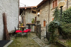 Outdoor dining - Loppia Bay View Apartment (Bellagio)