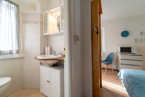 Hair dryer, towels - Azure Comfort Studio (Bellagio)