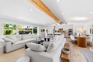 Smart TV, fireplace - The Dean - Modern Zen Retreat in Deepwell (Palm Springs)