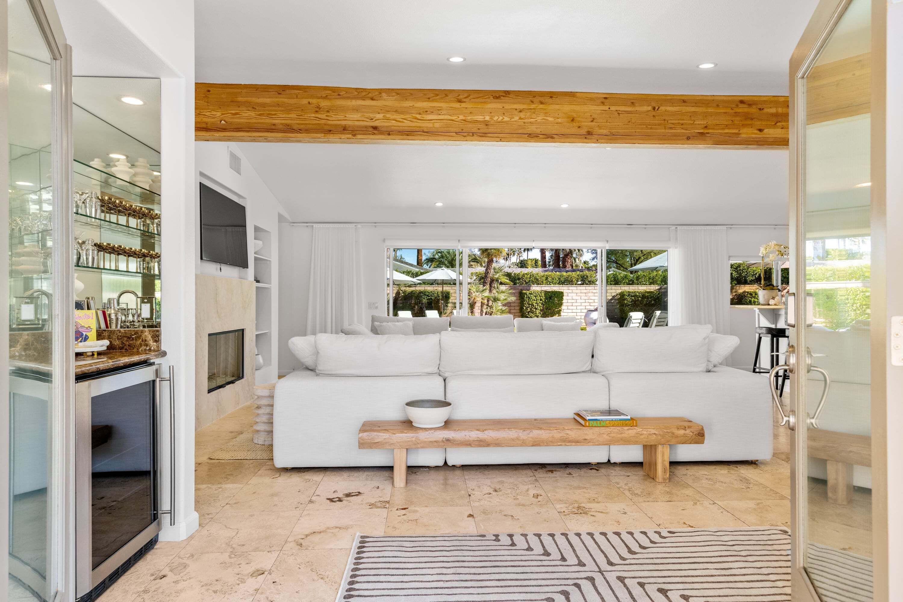 Smart TV, fireplace