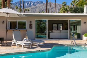 A heated pool - The Dean - Modern Zen Retreat in Deepwell (Palm Springs)