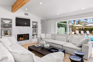 Smart TV, fireplace - The Dean - Modern Zen Retreat in Deepwell (Palm Springs)