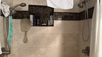 Dusche, Haartrockner, Handtücher, Seife