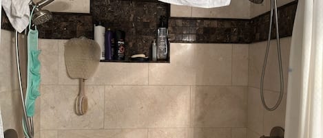 Regadera, secadora de cabello, toallas, jabón