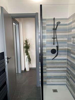 Shower, hair dryer, bidet, towels - S. Caterina, new totally refurbished centrally located, quiet, comfortable, apt (Sestri Levante)