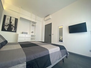 Tabla de planchar con plancha, wifi, ropa de cama