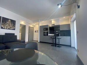 TV - S. Caterina, new totally refurbished centrally located, quiet, comfortable, apt (Sestri Levante)