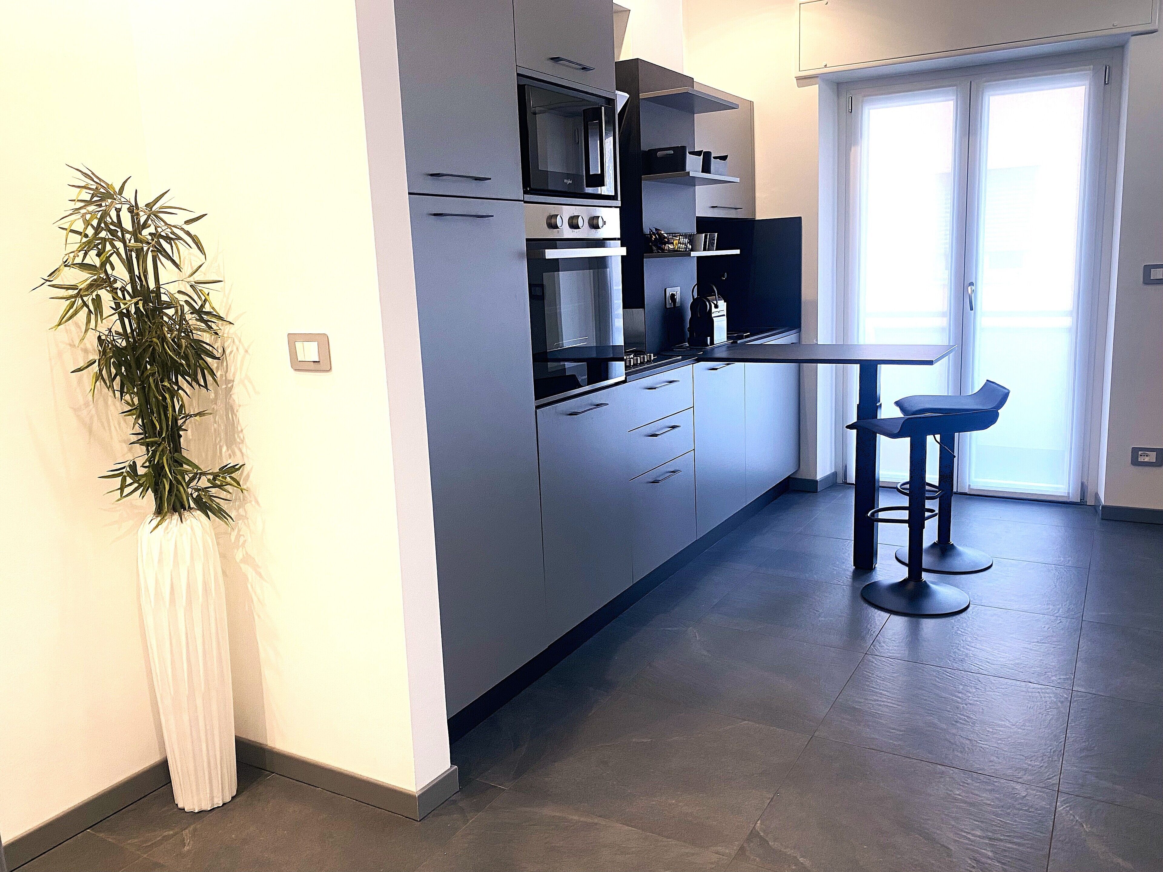 Een microgolfoven, een oven, een kookplaat, een vaatwasser