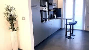 Een microgolfoven, een oven, een kookplaat, een vaatwasser