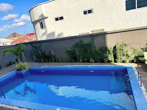 Outdoor pool - CozyDeluxe Studio Apt in East Legon (Accra)