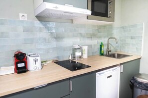 Een koelkast, een microgolfoven, een kookplaat