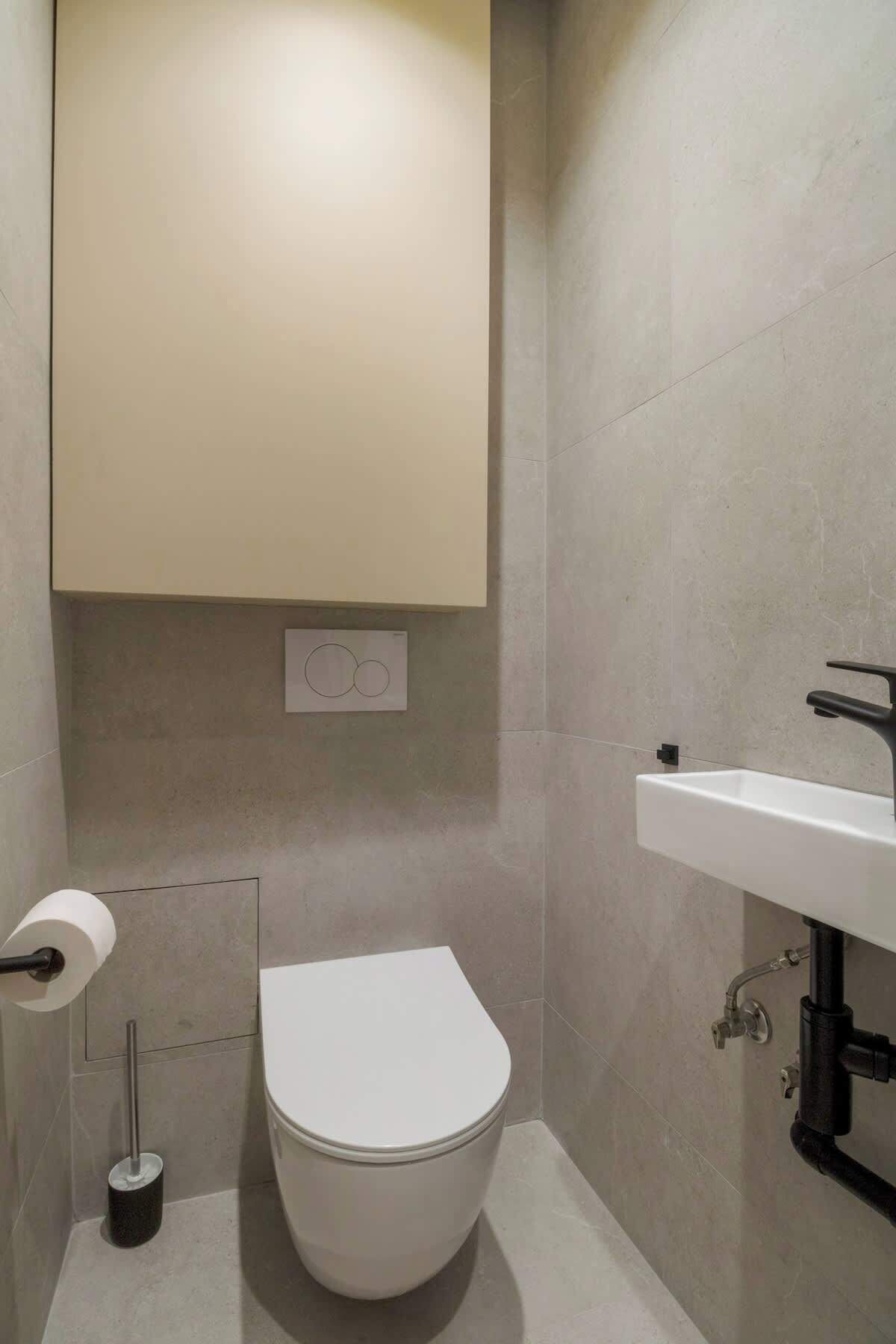 Douche, sèche-cheveux, shampoing