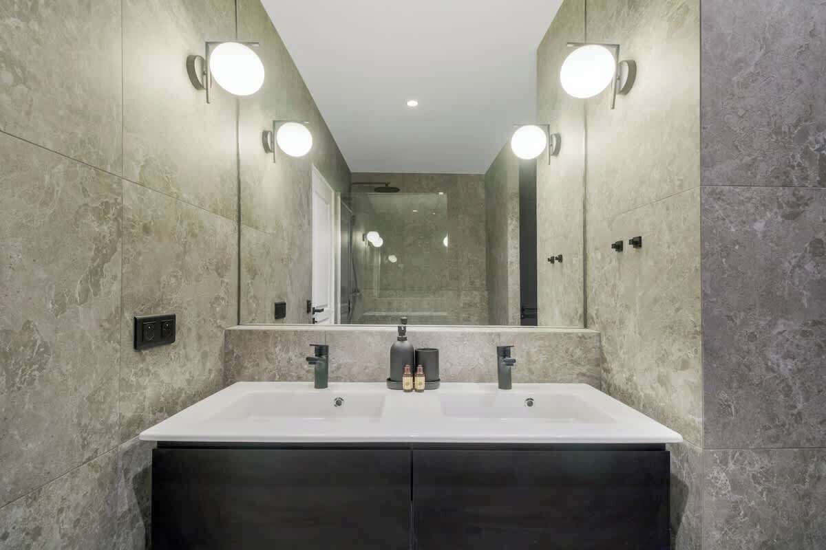 Shower, hair dryer, shampoo