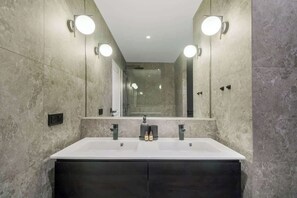 Doccia, asciugacapelli, shampoo