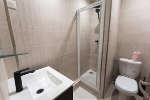Dusche, Haartrockner, Shampoo