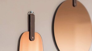 Twee wandspiegels met een minimalistisch ontwerp.