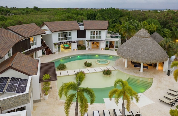 Pool - Cap Cana's Most Coveted Villa With 8 Bedrooms (Punta Cana)