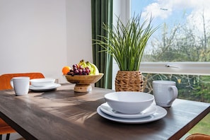 Dining - Stylish 2 - Bed Manning Gardens (Croydon)