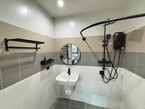 Deluxe dubbelrum - balkong - utsikt mot bergen | Badrum