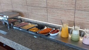 A buffet with various food items and beverages. - Pousada Verde Serrath (Mangaratiba)