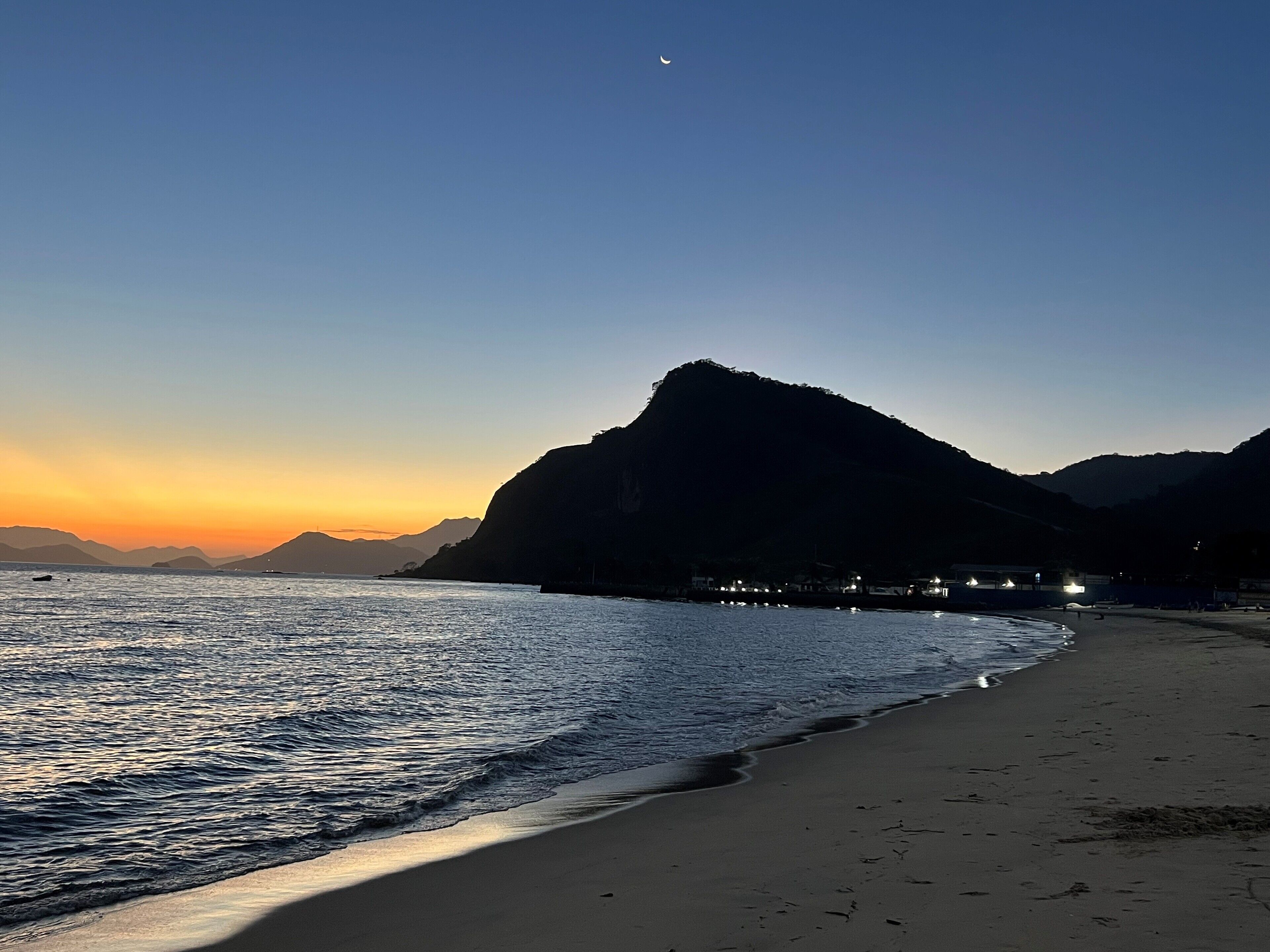 Perto da praia, areia branca 