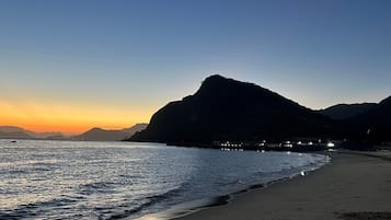 Perto da praia, areia branca