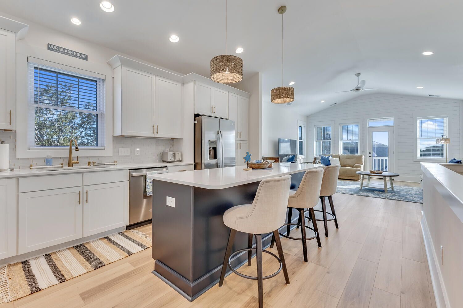 Frigorífico, horno, placa de cocina y lavavajillas