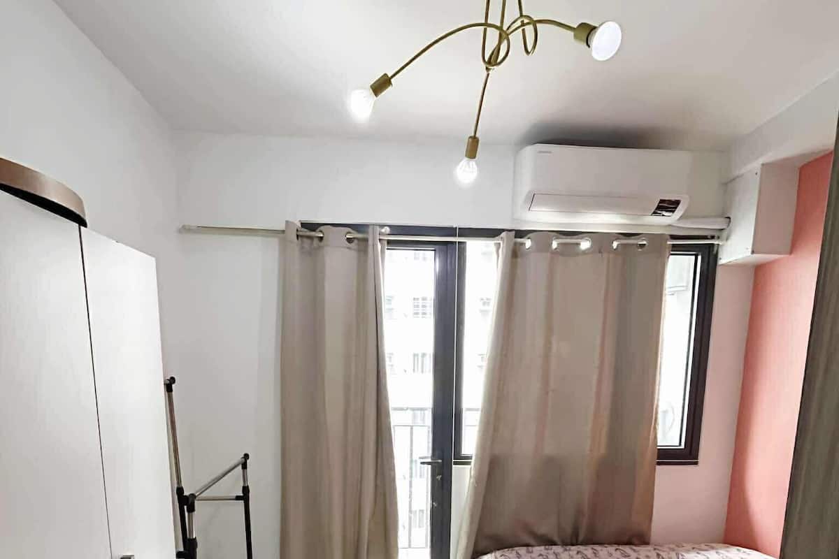 Decoración personalizada, muebles diferentes y wifi gratis