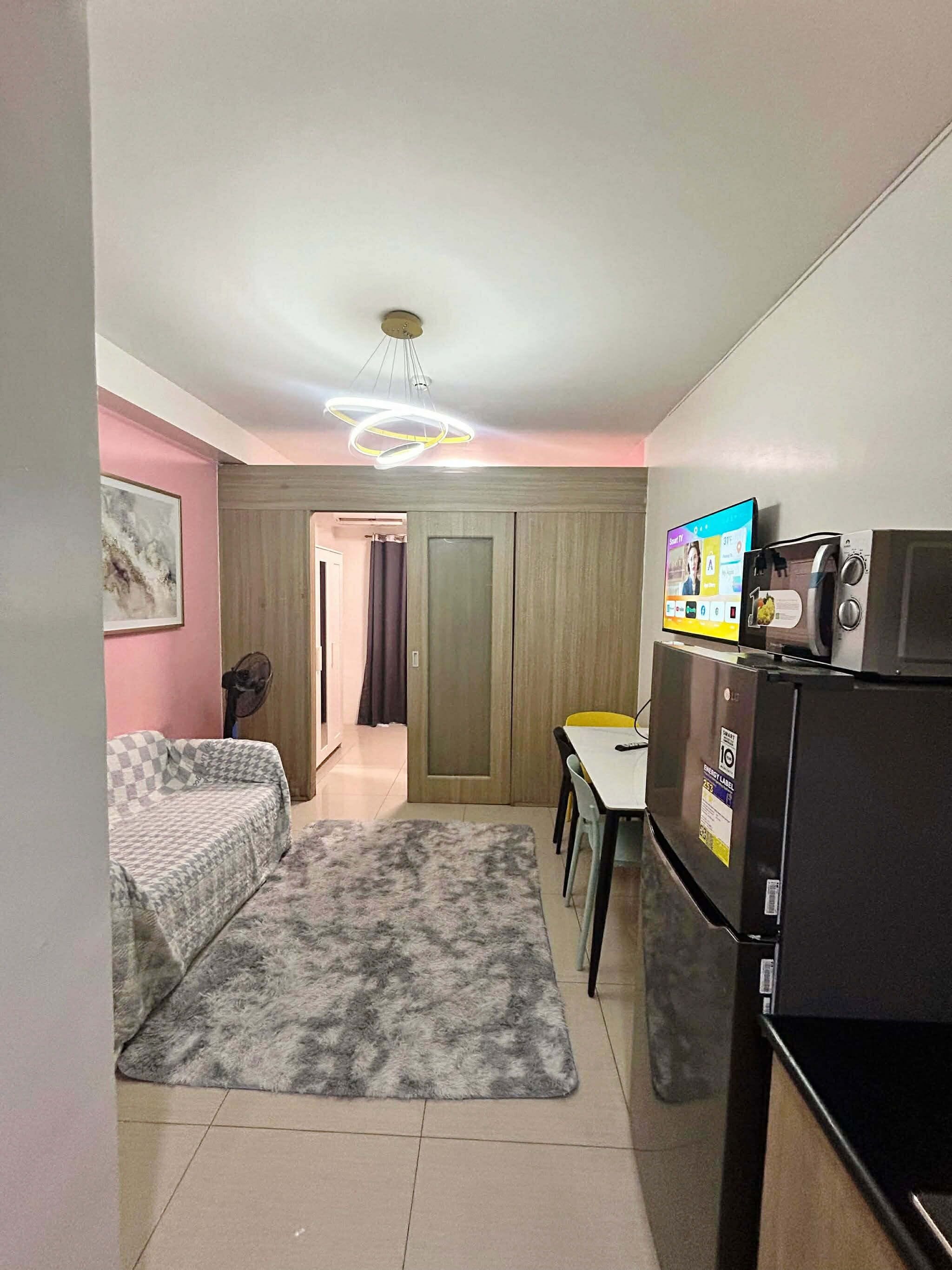 Un espacio habitable compacto con kitchenette, comedor y dormitorio.