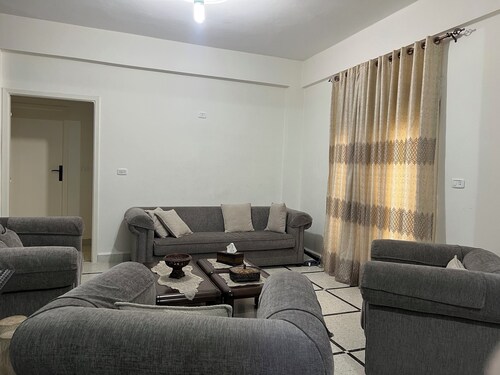 15 minutes from the water's edge, close to restaurants and cafés, ideal for families.